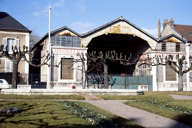 Façade antérieure de l'usine. © Laurent Poupard / Région Bourgogne-Franche-Comté, Inventaire du patrimoine - 1989 Façade antérieure de l'usine. © Laurent Poupard / Région Bourgogne-Franche-Comté, Inventaire du patrimoine - 1989