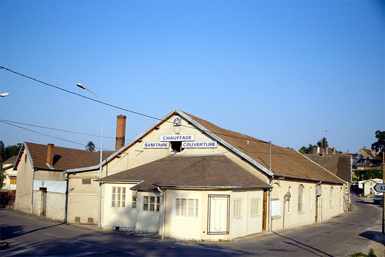 Vue d'ensemble du magasin de commerce, depuis l'ouest. © Laurent Poupard / Région Bourgogne-Franche-Comté, Inventaire du patrimoine - 1989