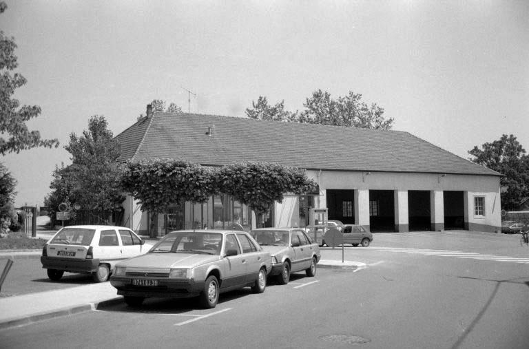 Vue d'ensemble depuis le jardin, au nord. © Laurent Poupard / Région Bourgogne-Franche-Comté, Inventaire du patrimoine - 1989 Vue d'ensemble depuis le jardin, au nord. © Laurent Poupard / Région Bourgogne-Franche-Comté, Inventaire du patrimoine - 1989