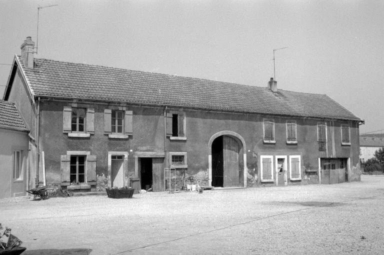 Logement d'ouvriers, écuries et fenil (C). © Laurent Poupard / Région Bourgogne-Franche-Comté, Inventaire du patrimoine - 1989 Logement d'ouvriers, écuries et fenil (C). © Laurent Poupard / Région Bourgogne-Franche-Comté, Inventaire du patrimoine - 1989