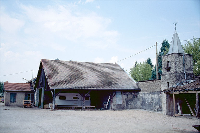 Pigeonnier et hangar. © Laurent Poupard / Région Bourgogne-Franche-Comté, Inventaire du patrimoine - 1989 Pigeonnier et hangar. © Laurent Poupard / Région Bourgogne-Franche-Comté, Inventaire du patrimoine - 1989