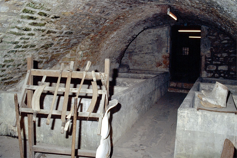 Etage de soubassement : cuves dans la deuxième pièce. © Laurent Poupard / Région Bourgogne-Franche-Comté, Inventaire du patrimoine - 1989 Etage de soubassement : cuves dans la deuxième pièce. © Laurent Poupard / Région Bourgogne-Franche-Comté, Inventaire du patrimoine - 1989