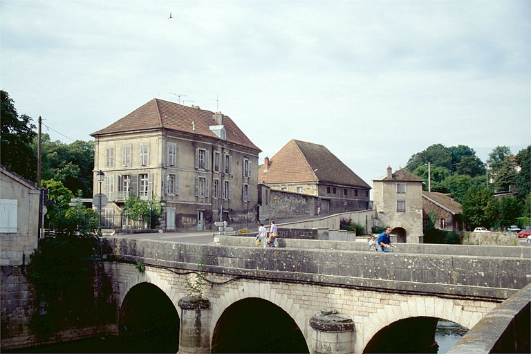 Vue d'ensemble, depuis le nord. © Laurent Poupard / Région Bourgogne-Franche-Comté, Inventaire du patrimoine - 1989