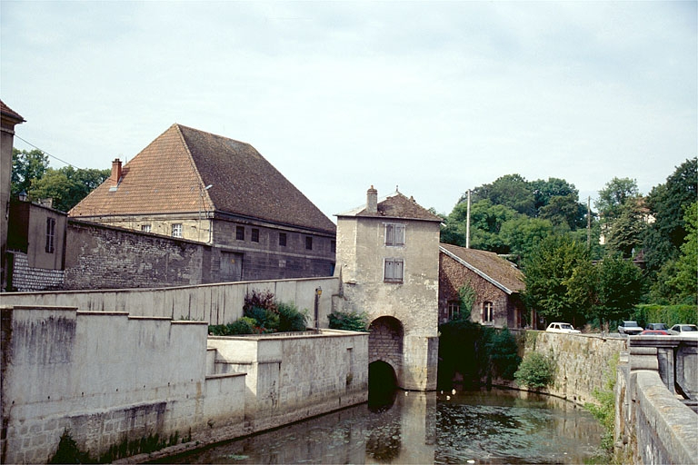 Bureau (ancienne tour de fortification). © Laurent Poupard / Région Bourgogne-Franche-Comté, Inventaire du patrimoine - 1989