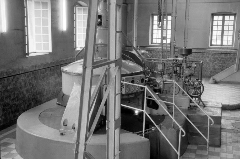 Multiplicateur et régulateur d'admission d'eau de la turbine Neyrpic. Multiplicateur Messian, régulateur à boules Neyrpic (modèle 1924 modifié 1927). © Laurent Poupard / Région Bourgogne-Franche-Comté, Inventaire du patrimoine - 1989