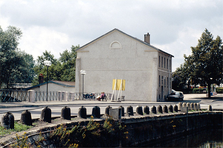 Façade latérale gauche. © Laurent Poupard / Région Bourgogne-Franche-Comté, Inventaire du patrimoine - 1989 Façade latérale gauche. © Laurent Poupard / Région Bourgogne-Franche-Comté, Inventaire du patrimoine - 1989