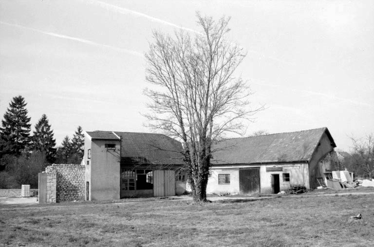 Fabrique d'aliment pour bétail : écuries et transformateur. © Laurent Poupard / Région Bourgogne-Franche-Comté, Inventaire du patrimoine - 1989