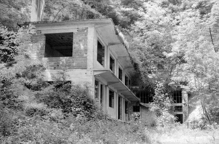 Logements d'ouvriers inachevés et entrée de la carrière souterraine. © Laurent Poupard / Région Bourgogne-Franche-Comté, Inventaire du patrimoine - 1989