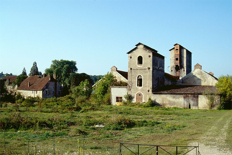 Vue d'ensemble depuis le nord : logement patronal (I) et atelier de fabrication. © Yves Sancey / Région Bourgogne-Franche-Comté, Inventaire du patrimoine - 1989