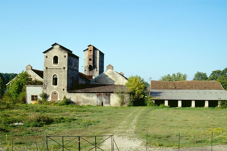 Vue d'ensemble depuis le nord : atelier de fabrication et remise (B). © Yves Sancey / Région Bourgogne-Franche-Comté, Inventaire du patrimoine - 1989