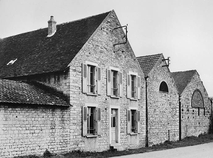 Façade antérieure du bâtiment (J). © Jérôme  Mongreville (reproduction) / Région Bourgogne-Franche-Comté, Inventaire du patrimoine - 1989 Façade antérieure du bâtiment (J). © Jérôme  Mongreville (reproduction) / Région Bourgogne-Franche-Comté, Inventaire du patrimoine - 1989