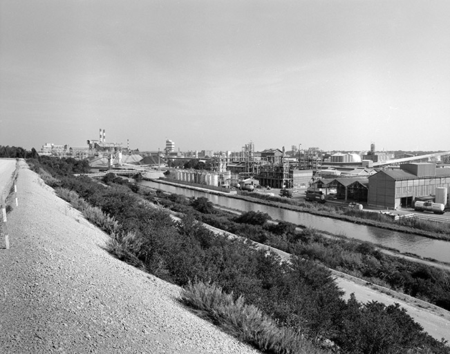 Division Alcalis vue depuis le haut des bassins de décantation. © Yves Sancey / Région Bourgogne-Franche-Comté, Inventaire du patrimoine - 1989 Division Alcalis vue depuis le haut des bassins de décantation. © Yves Sancey / Région Bourgogne-Franche-Comté, Inventaire du patrimoine - 1989