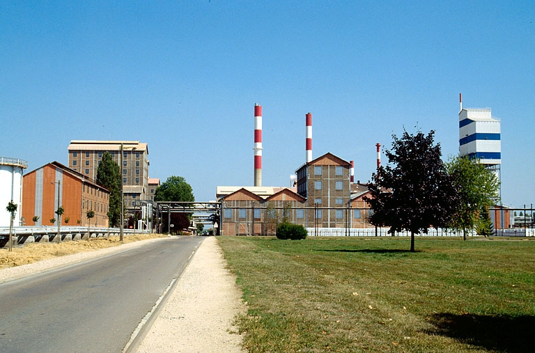 Soudière (10) et ancien atelier du chlorure de calcium (à l'extrémité de la caustification 20), vus de l'ouest. © Yves Sancey / Région Bourgogne-Franche-Comté, Inventaire du patrimoine - 1989 Soudière (10) et ancien atelier du chlorure de calcium (à l'extrémité de la caustification 20), vus de l'ouest. © Yves Sancey / Région Bourgogne-Franche-Comté, Inventaire du patrimoine - 1989
