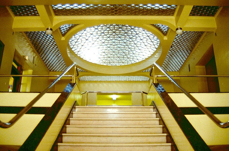 Grands Bureaux : dernière volée de l'escalier et coupole. © Yves Sancey / Région Bourgogne-Franche-Comté, Inventaire du patrimoine - 1989 Grands Bureaux : dernière volée de l'escalier et coupole. © Yves Sancey / Région Bourgogne-Franche-Comté, Inventaire du patrimoine - 1989