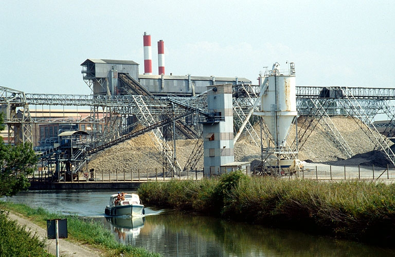 Fours à chaux (9) et aire des matières premières (7) vus du nord-ouest. © Yves Sancey / Région Bourgogne-Franche-Comté, Inventaire du patrimoine - 1989 Fours à chaux (9) et aire des matières premières (7) vus du nord-ouest. © Yves Sancey / Région Bourgogne-Franche-Comté, Inventaire du patrimoine - 1989