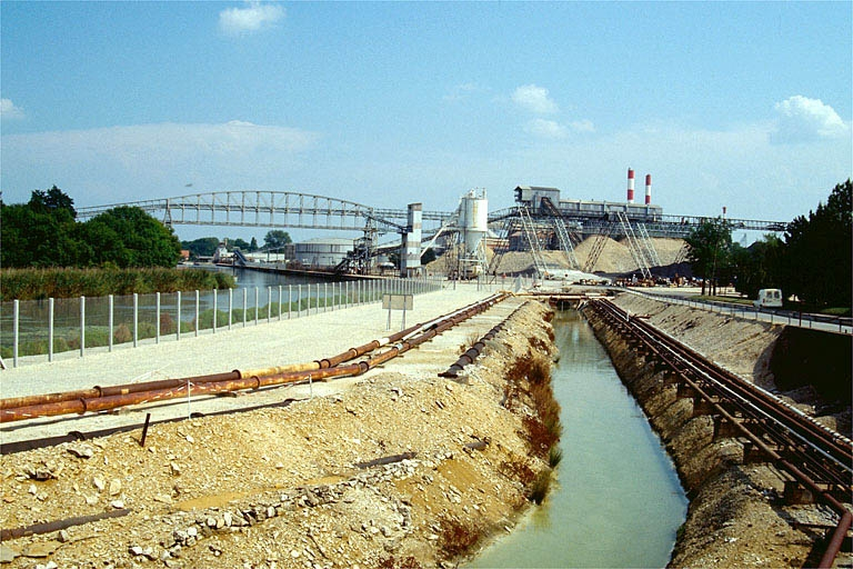 Contre-fossé unissant l'usine à la Saône via l'étang de l'Aillon. © Yves Sancey / Région Bourgogne-Franche-Comté, Inventaire du patrimoine - 1989 Contre-fossé unissant l'usine à la Saône via l'étang de l'Aillon. © Yves Sancey / Région Bourgogne-Franche-Comté, Inventaire du patrimoine - 1989