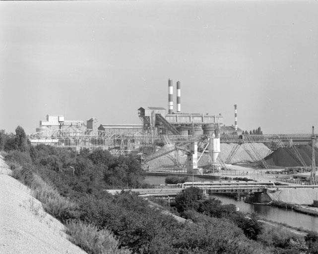 Caisses à soude (13) et fours à chaux (9) vus du haut des bassins de décantation. © Yves Sancey / Région Bourgogne-Franche-Comté, Inventaire du patrimoine - 1989 Caisses à soude (13) et fours à chaux (9) vus du haut des bassins de décantation. © Yves Sancey / Région Bourgogne-Franche-Comté, Inventaire du patrimoine - 1989