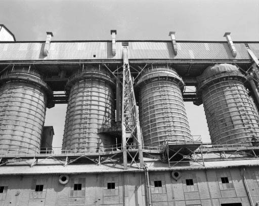 Fours à chaux vus en contre-plongée. © Yves Sancey / Région Bourgogne-Franche-Comté, Inventaire du patrimoine - 1989 Fours à chaux vus en contre-plongée. © Yves Sancey / Région Bourgogne-Franche-Comté, Inventaire du patrimoine - 1989