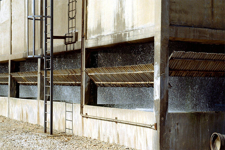 Détail de l'une des tours de réfrigération. © Yves Sancey / Région Bourgogne-Franche-Comté, Inventaire du patrimoine - 1989 Détail de l'une des tours de réfrigération. © Yves Sancey / Région Bourgogne-Franche-Comté, Inventaire du patrimoine - 1989