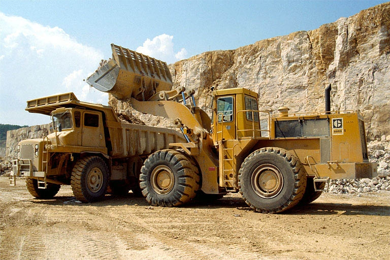 Chargeuse Caterpillar et camion Volvo vu de trois quarts. © Yves Sancey / Région Bourgogne-Franche-Comté, Inventaire du patrimoine - 1989 Chargeuse Caterpillar et camion Volvo vu de trois quarts. © Yves Sancey / Région Bourgogne-Franche-Comté, Inventaire du patrimoine - 1989