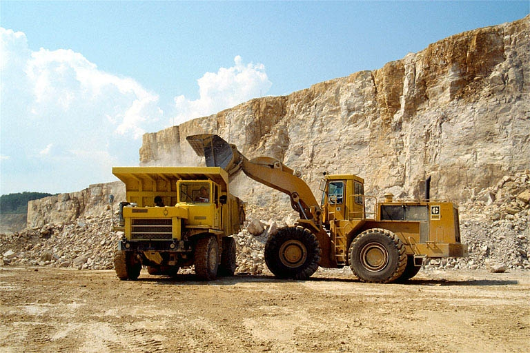 Chargeuse Caterpillar et camion Volvo vu de face. © Yves Sancey / Région Bourgogne-Franche-Comté, Inventaire du patrimoine - 1989 Chargeuse Caterpillar et camion Volvo vu de face. © Yves Sancey / Région Bourgogne-Franche-Comté, Inventaire du patrimoine - 1989