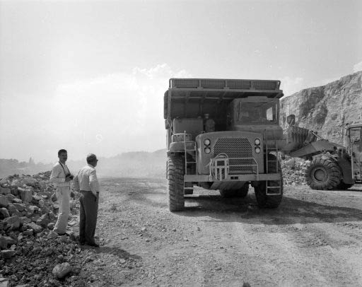 Camion Volvo vu de face. © Yves Sancey / Région Bourgogne-Franche-Comté, Inventaire du patrimoine - 1989 Camion Volvo vu de face. © Yves Sancey / Région Bourgogne-Franche-Comté, Inventaire du patrimoine - 1989