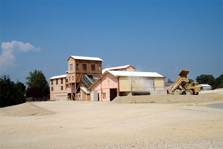 Bâtiments du broyeur vus du sud-ouest. © Yves Sancey / Région Bourgogne-Franche-Comté, Inventaire du patrimoine - 1989 Bâtiments du broyeur vus du sud-ouest. © Yves Sancey / Région Bourgogne-Franche-Comté, Inventaire du patrimoine - 1989