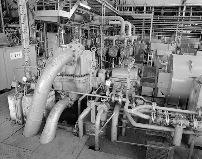 Usine d'électrolyse, Salle 3 : détail du compresseur Rateau et du variateur SACM de la soufflante à chlore. © Yves Sancey / Région Bourgogne-Franche-Comté, Inventaire du patrimoine - 1989 Usine d'électrolyse, Salle 3 : détail du compresseur Rateau et du variateur SACM de la soufflante à chlore. © Yves Sancey / Région Bourgogne-Franche-Comté, Inventaire du patrimoine - 1989