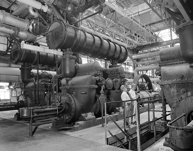 Soudière, salle des machines : arrière de la pompe n° 4 et personnages. © Yves Sancey / Région Bourgogne-Franche-Comté, Inventaire du patrimoine - 1989 Soudière, salle des machines : arrière de la pompe n° 4 et personnages. © Yves Sancey / Région Bourgogne-Franche-Comté, Inventaire du patrimoine - 1989