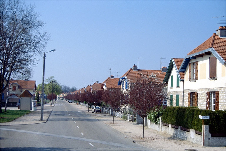 Vue générale de l'avenue de la Paix. © Laurent Poupard / Région Bourgogne-Franche-Comté, Inventaire du patrimoine - 1989