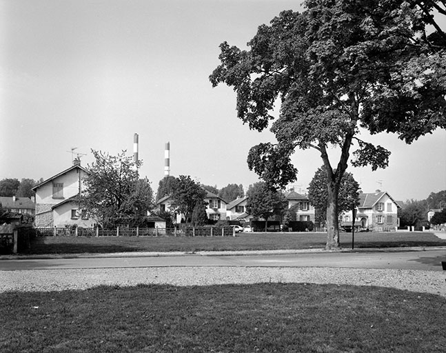 Vue d'ensemble des groupes V et W depuis la place de la Paix. © Yves Sancey / Région Bourgogne-Franche-Comté, Inventaire du patrimoine - 1989