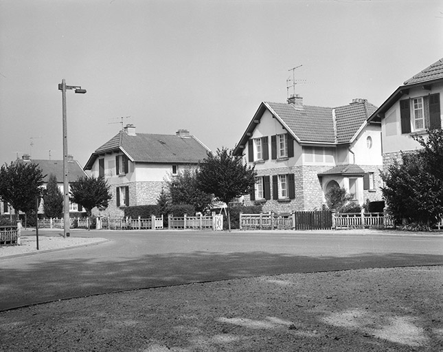Maisons d'ouvriers de types 10 et 10A, 49, 51, 53, 55 et 57, 59 avenue de la Paix. © Yves Sancey / Région Bourgogne-Franche-Comté, Inventaire du patrimoine - 1989