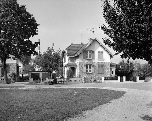 Façade antérieure, vue de trois quarts. © Yves Sancey / Région Bourgogne-Franche-Comté, Inventaire du patrimoine - 1989 Façade antérieure, vue de trois quarts. © Yves Sancey / Région Bourgogne-Franche-Comté, Inventaire du patrimoine - 1989