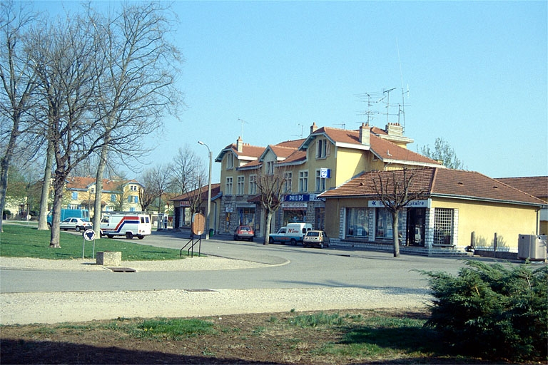 Immeuble avec boutiques, 2 place de la Victoire. © Laurent Poupard / Région Bourgogne-Franche-Comté, Inventaire du patrimoine - 1989