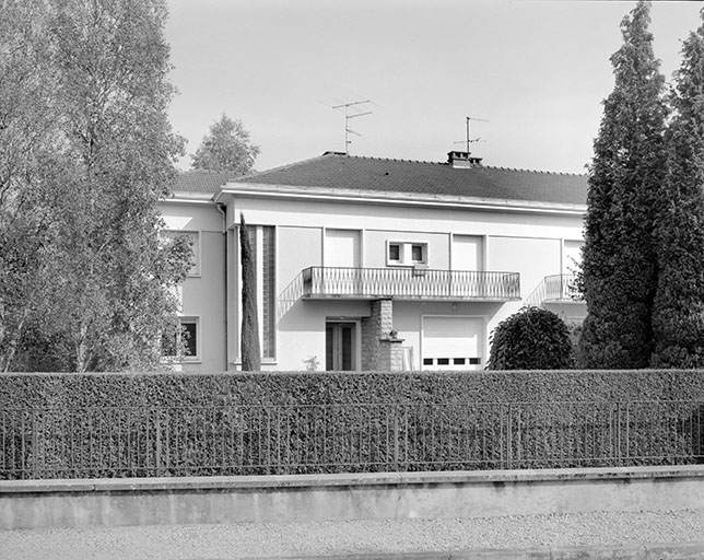 Maison d'ingénieurs de type 5E, 5 rue Rouget de Lisle-22 avenue Albert 1er, façade du 5 rue Rouget de Lisle vue depuis la rue. © Yves Sancey / Région Bourgogne-Franche-Comté, Inventaire du patrimoine - 1989