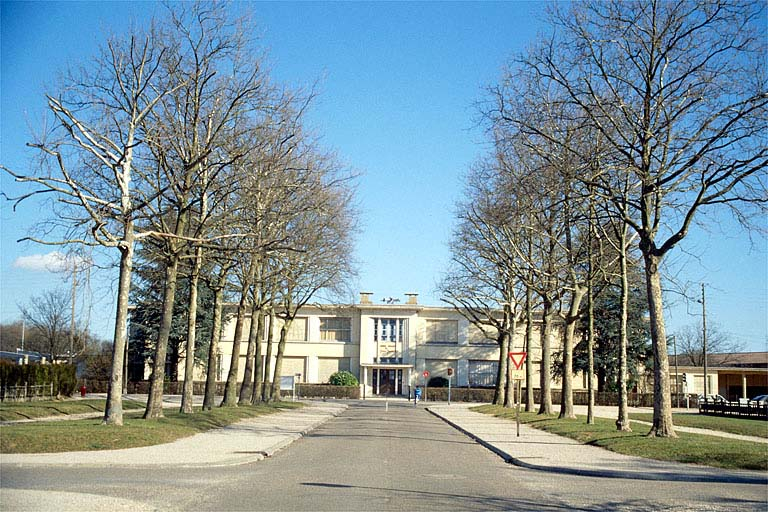 Façade antérieure, vue de situation. © Laurent Poupard / Région Bourgogne-Franche-Comté, Inventaire du patrimoine - 1989