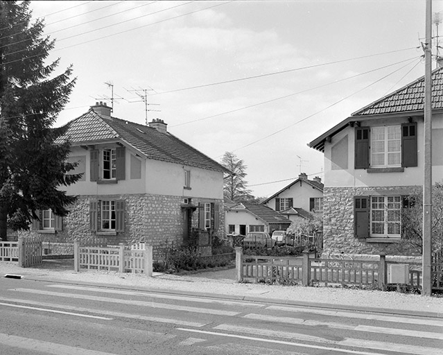 Maison identique, 40, 42 rue de Belvoye, façade antérieure et face droite. © Yves Sancey / Région Bourgogne-Franche-Comté, Inventaire du patrimoine - 1989