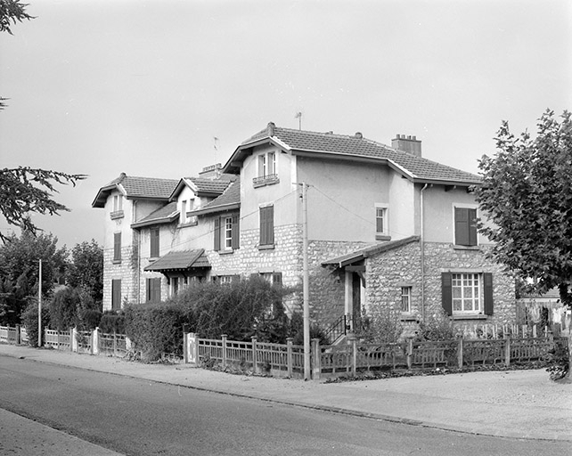 Façade antérieure et face droite. © Yves Sancey / Région Bourgogne-Franche-Comté, Inventaire du patrimoine - 1989