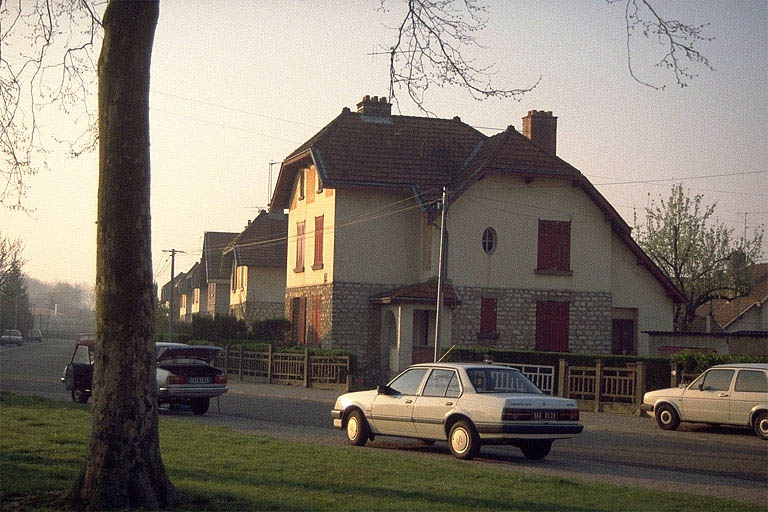 Façade antérieure et face latérale droite. © Laurent Poupard / Région Bourgogne-Franche-Comté, Inventaire du patrimoine - 1989