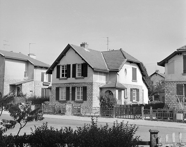 Maison de même type, 22, 24 rue de Rome, façade antérieure et face droite. © Yves Sancey / Région Bourgogne-Franche-Comté, Inventaire du patrimoine - 1989