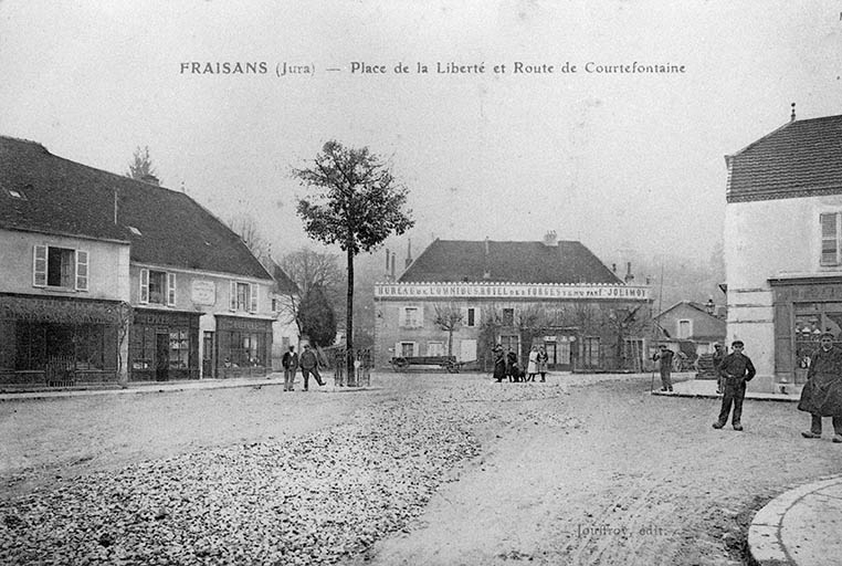 Fraisans (Jura) - Place de la Liberté et Route de Courtefontaine. © Laurent  Poupard (reproduction) / Région Bourgogne-Franche-Comté, Inventaire du patrimoine - 1989 Fraisans (Jura) - Place de la Liberté et Route de Courtefontaine. © Laurent  Poupard (reproduction) / Région Bourgogne-Franche-Comté, Inventaire du patrimoine - 1989