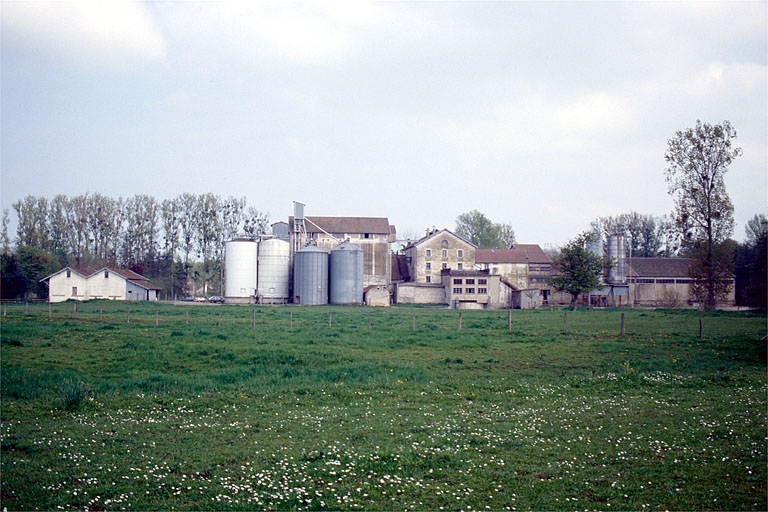 Vue d'ensemble depuis l'ouest. © Laurent Poupard / Région Bourgogne-Franche-Comté, Inventaire du patrimoine - 1989