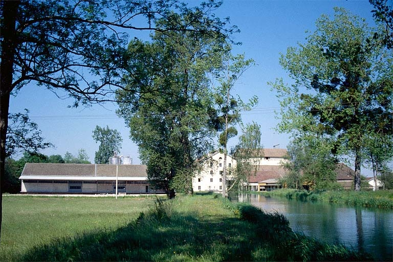 Vue d'ensemble depuis l'est. © Laurent Poupard / Région Bourgogne-Franche-Comté, Inventaire du patrimoine - 1989