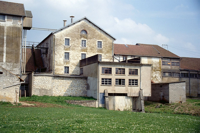 Façade postérieure des ateliers de fabrication (L, M) et du bâtiment d'eau (J). © Laurent Poupard / Région Bourgogne-Franche-Comté, Inventaire du patrimoine - 1989