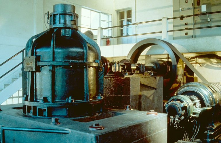 Bâtiment d'eau : réducteur Messian et dynamo de la Cie Générale Electrique. © Yves Sancey / Région Bourgogne-Franche-Comté, Inventaire du patrimoine - 1989
