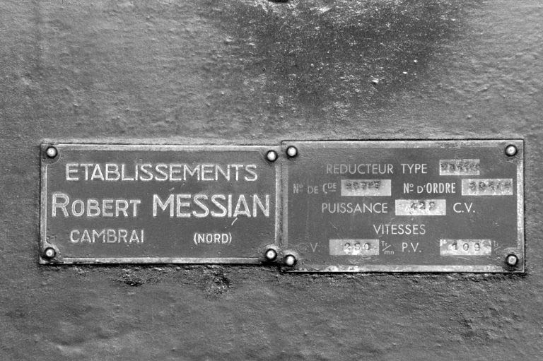 Plaque de constructeur du réducteur Messian. © Laurent Poupard / Région Bourgogne-Franche-Comté, Inventaire du patrimoine - 1989