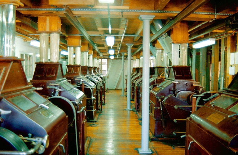 Atelier de fabrication (L), 1er étage : vue d'ensemble des appareils à cylindres. © Yves Sancey / Région Bourgogne-Franche-Comté, Inventaire du patrimoine - 1989