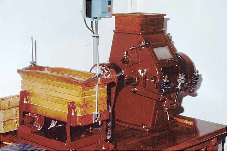 Atelier de fabrication (L), 1er étage : appareil à cylindres et plansichter du laboratoire. © Laurent Poupard / Région Bourgogne-Franche-Comté, Inventaire du patrimoine - 1989