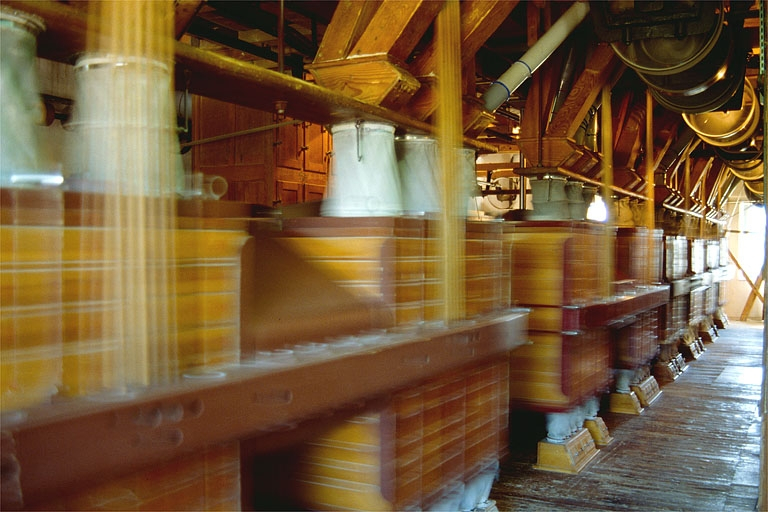 Atelier de fabrication (L), 3e étage : vue d'ensemble des plansichters en fonctionnement. © Yves Sancey / Région Bourgogne-Franche-Comté, Inventaire du patrimoine - 1989