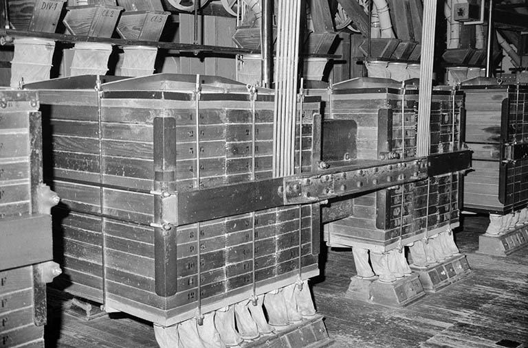 Atelier de fabrication (L), 3e étage : plansichter vu de trois quarts. © Laurent Poupard / Région Bourgogne-Franche-Comté, Inventaire du patrimoine - 1989